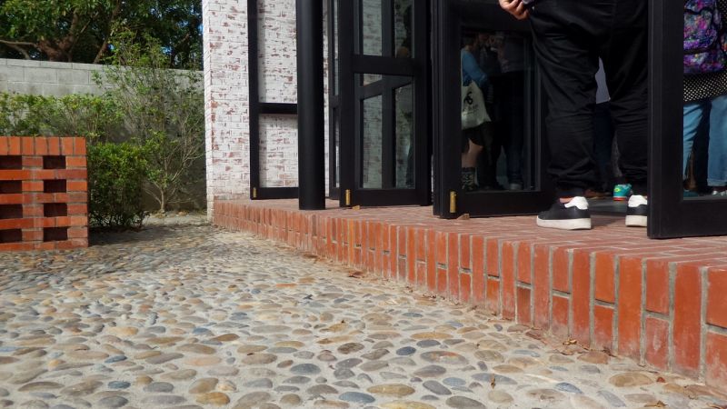 前院卵石鋪面及紅磚細部；攝影：王進坤