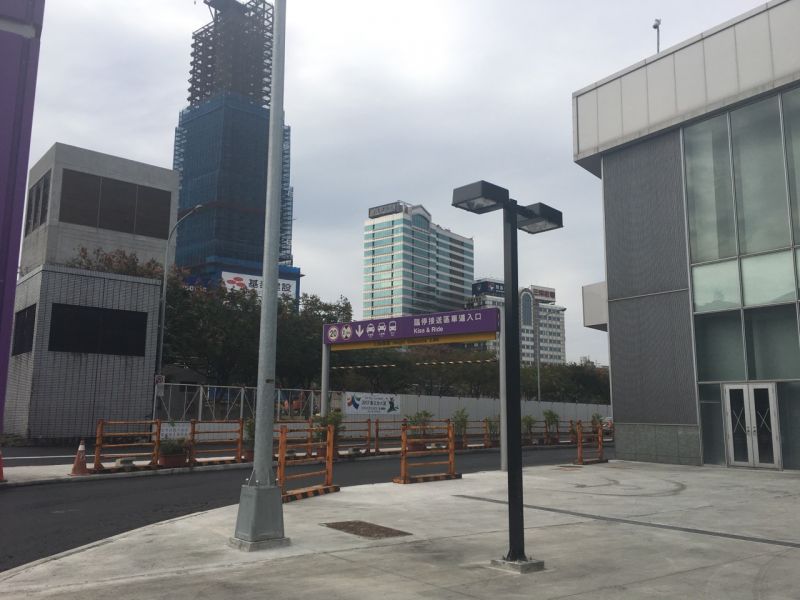 機場捷運A1台北車站出入口旁,設有車子接送車道