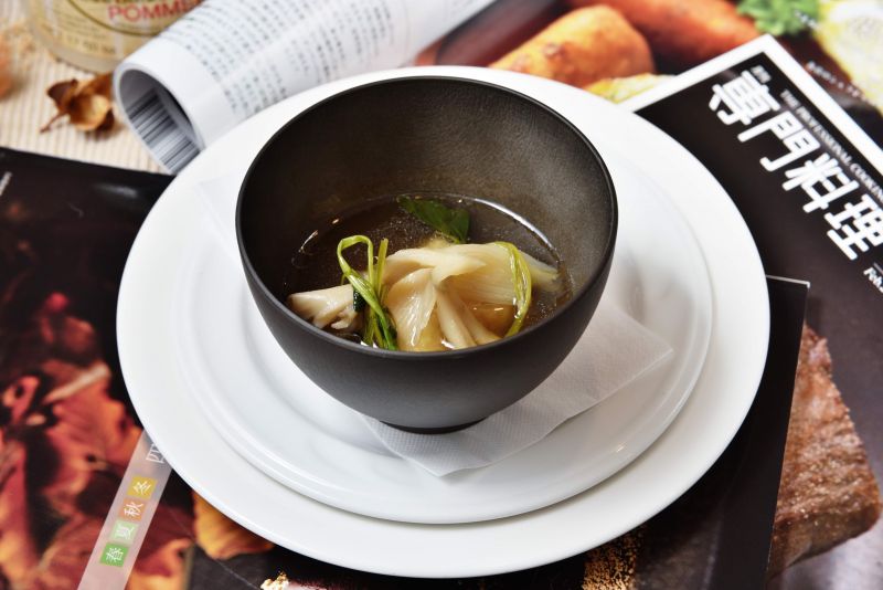 Boire un coup餐館米棒之心為秋田特色料理烤米棒湯，充滿溫暖雋永的風味。（Photo｜劉宸嘉）