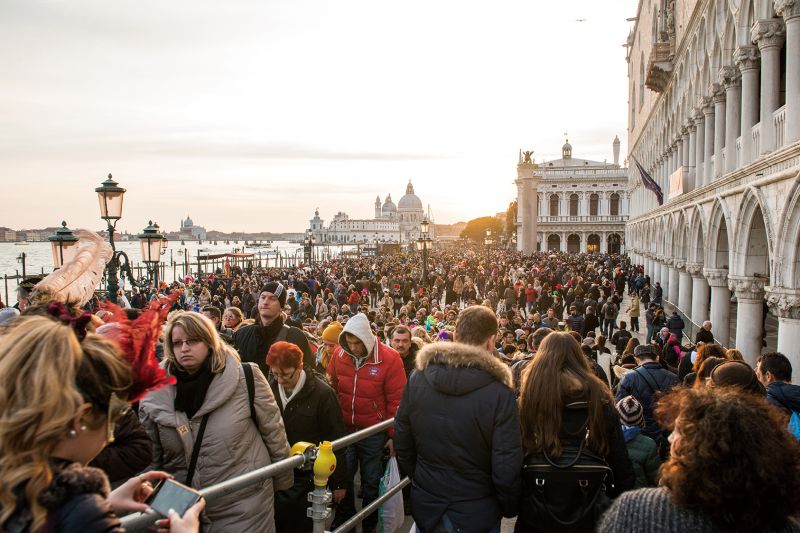 每年威尼斯嘉年華都會湧入滿滿的人潮，請務必注意身邊財物與親人。（圖片來源：ShutterStock）