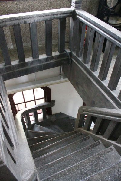 原有磨石子樓梯保留修復後成為連接各樓層的重要歷史通道;攝影/蘇國輝