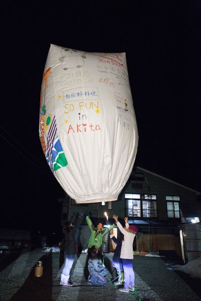 紙風船在夜空中冉冉上升，將人們的願望傳遞給眾神，祈求新的一年平安豐收。（圖片來源：蘇國輝）