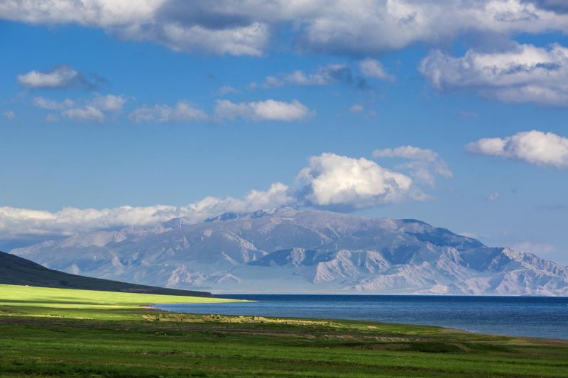 近看是草原、遠望是冰山在新疆很常見。(圖為賽里木湖)