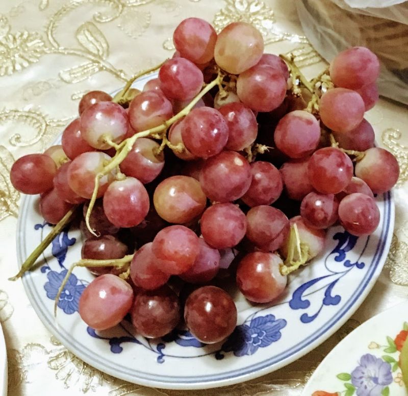 新疆的葡萄有自然的清甜，齒間帶有淡淡香檳味。