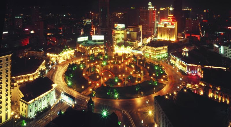 廣場眾多,讓大連夜景更漂亮、與眾不同。(圖為中山廣場)