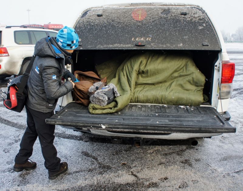 新疆連行李都要加厚被保暖，雪地可別隨便穿牛仔褲啊。(圖片中的達人穿著專業外套+防風雪褲+GoreTex靴子，一路暖到底~)