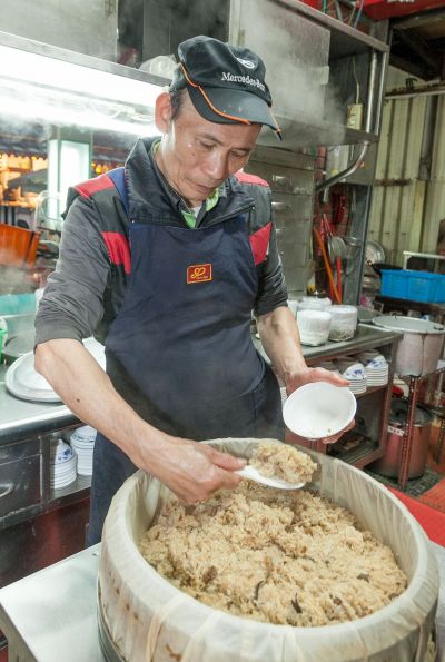 堅持傳統作法的老吳排骨酥,只為呈現流傳已久的老味道。(欣傳媒攝影)