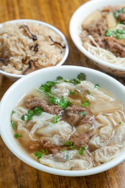 必點的排骨餛飩湯,小顆的餛飩搭上軟嫩排骨酥,鮮甜口感讓人回味。(欣傳媒攝影)