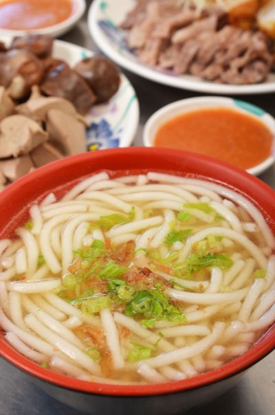 嫩Q米苔目搭配以芹菜末、蒜酥提香的大骨湯,滋味樸實美好。(劉宸嘉攝影)