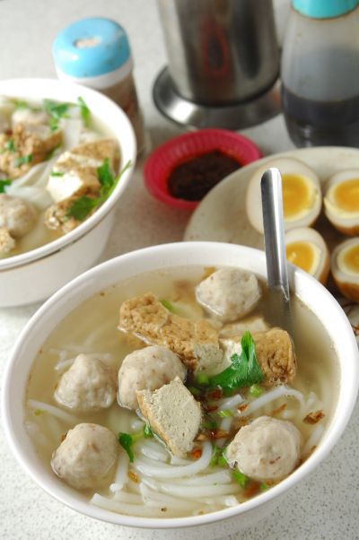 魚丸米粉油豆腐,米粉香Q、魚丸鮮嫩,好滋味讓老店脫穎而出。(欣傳媒攝影)