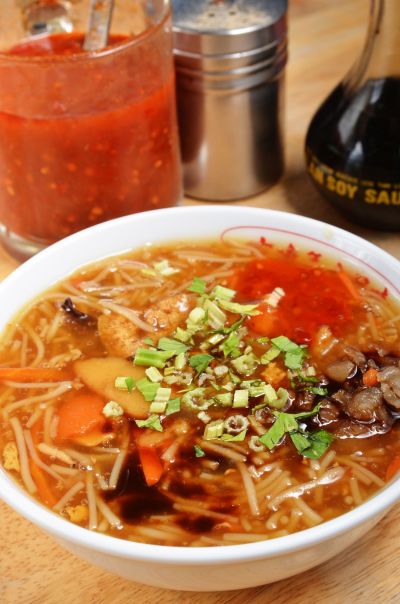料多實在的米粉羹,是在地人最熟悉的市場美食。(劉宸嘉攝影)