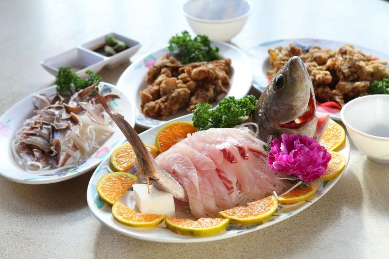 超澎湃的新鮮海味料理有黃雞魚生魚片、軟絲、鰻炸、河豚炸,鮮味無比讓人好滿足!(盧育君攝影)