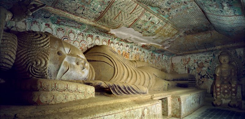 158窟正面是橫臥的釋尊涅槃像，全長15.8米，是莫高窟最大的臥像。(圖片來源 http://bit.ly/2n5T3OW)