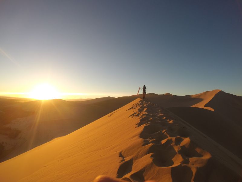 人一生，要看一回壯闊的大漠日出