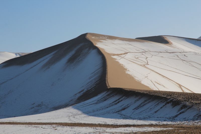 淋上霜雪的大漠