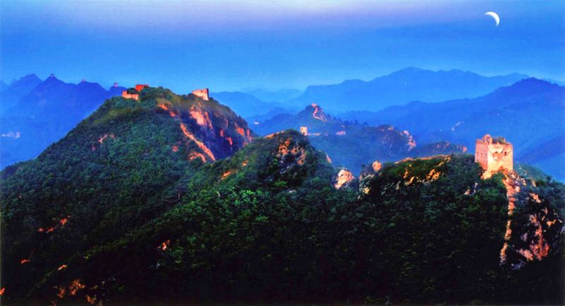 長城月夜特別美,彷彿進入了歷史上鎮守邊關古時刻。(圖為遼寧古長城)