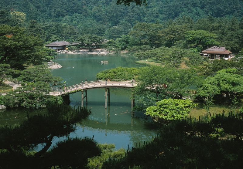 栗林公園始建於17世紀,為江戶初期具代表性的環遊式大名庭園(圖片來源:香川縣觀光協會)