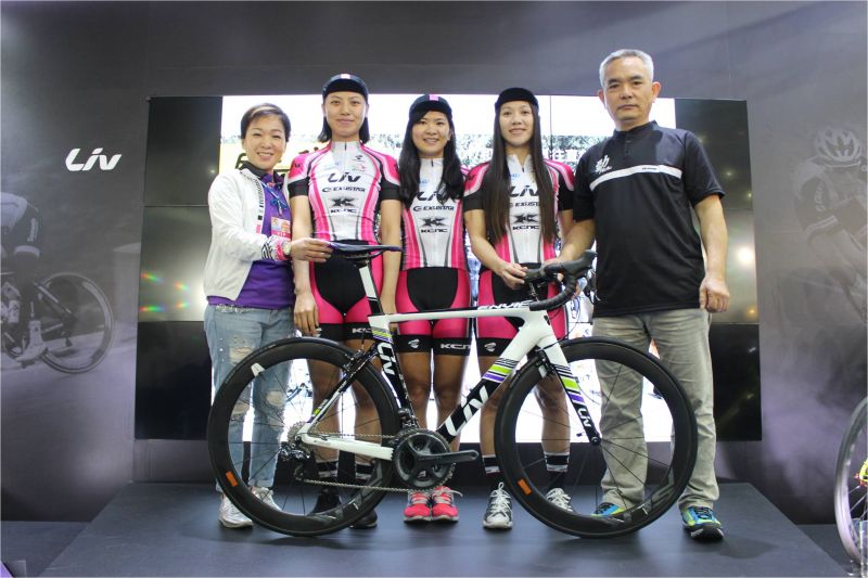 台中市女子隊與巨大集團行銷長劉素娟(左一)、徐瑞德教練(右一)。（翻攝自捷安特官網）