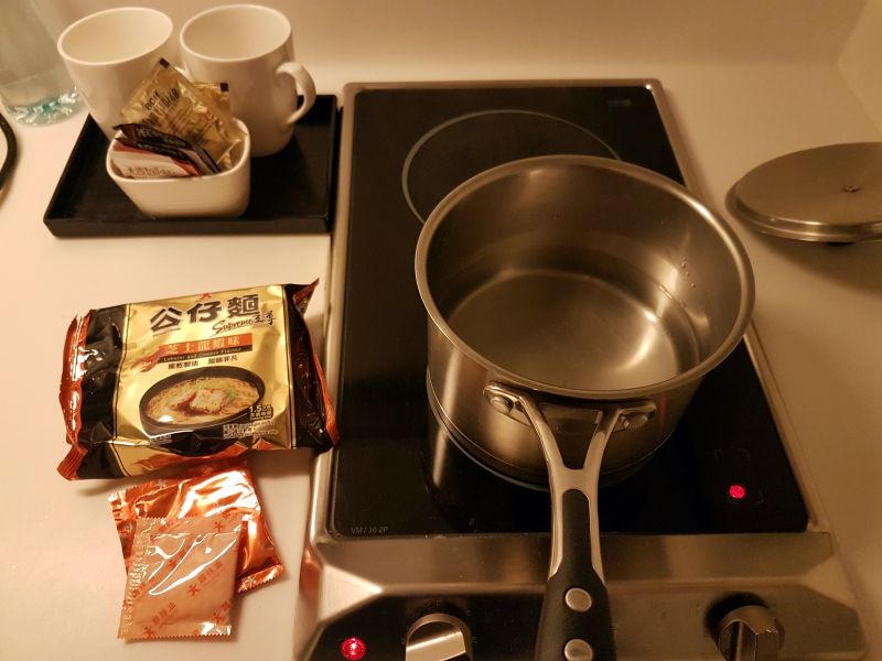 當晚,我們便煮起了泡麵當作宵夜