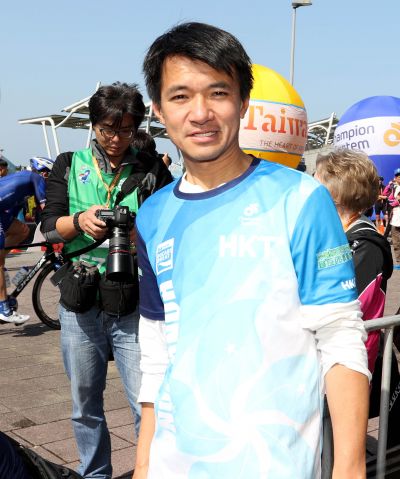 在環台賽戰果輝煌，也穿過彩虹衫的香港隊教練黃金寶。(中華民國自由車協會提供)
