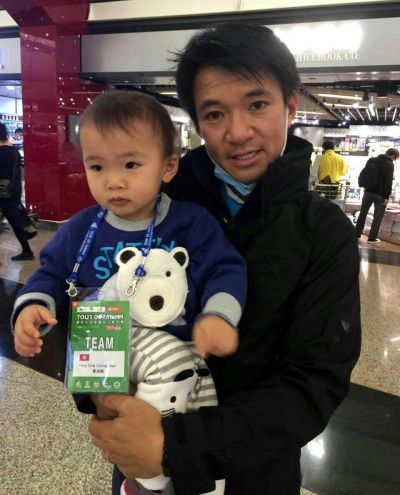 香港隊教練黃金寶升格當奶爸。(中華民國自由車協會提供)
