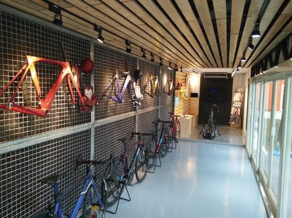 DIZO自行車首座形象展示館在高雄K集盒開幕。(Dizo自行車提供)