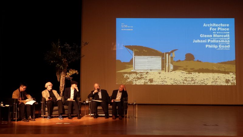 Murcutt與其他二位來賓Philip Goad及Juhani Pallasmaa會中與聽眾座談;王進坤攝