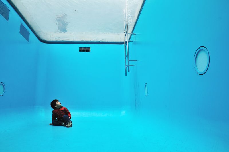 金澤21世紀美術館代表性作品《泳池》（The Swimming Pool）。（Photo｜wikimedia commons@ajari）