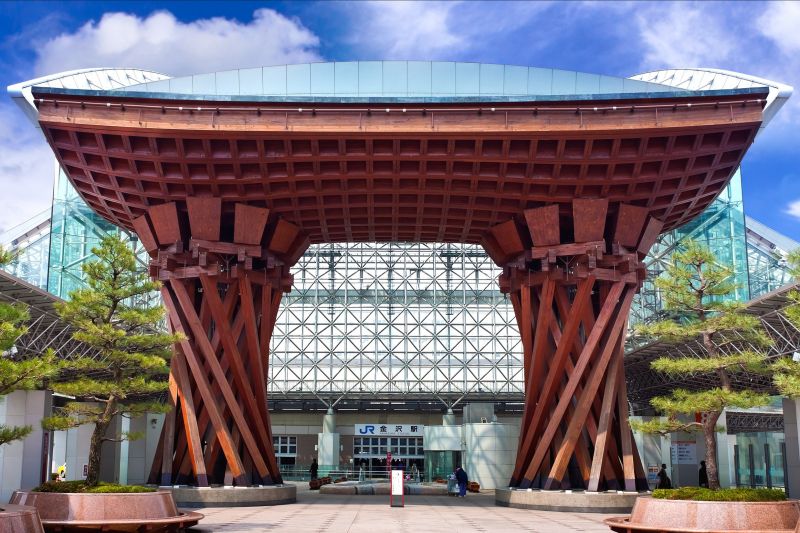 象徵傳統能樂「小鼓」的鼓門是金澤車站最吸睛的建築。（Photo│123RF）