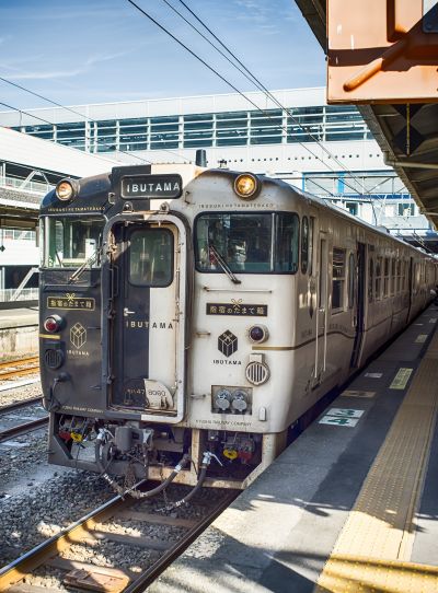 車廂半黑半白，充滿浦島太郎傳說色彩的JR九州「指宿之玉手箱」號。（Photo│123RF）