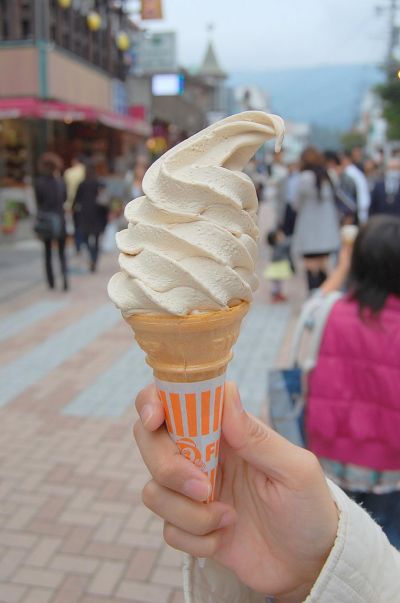 在舊輕井澤銀座通品嘗濃郁的冰淇淋。（flickr cc@kawanet）