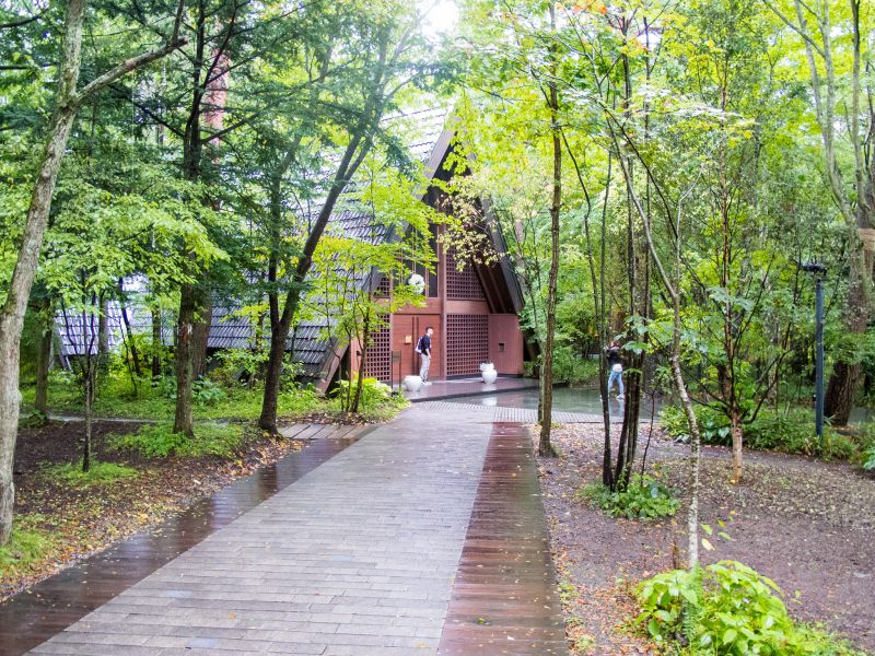 隱身於翠綠樹林中的輕井澤高原教會。（flickr cc@bizmac）