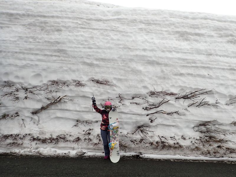 月山渡假山莊前高聳的雪牆(娜塔蝦 攝)