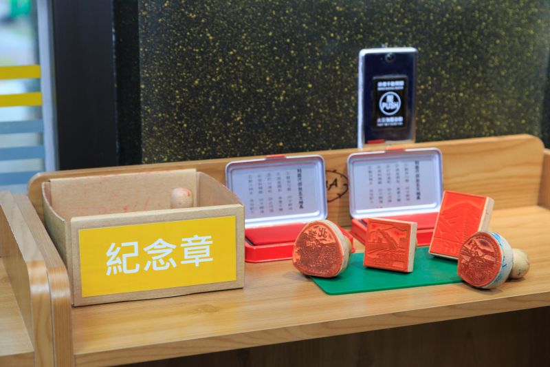 如果你有在收集各縣市章別忘了跑一趟北竿遊客中心,寄明信片前也可以蓋一下紀念喔! 圖攝/吳仁凱