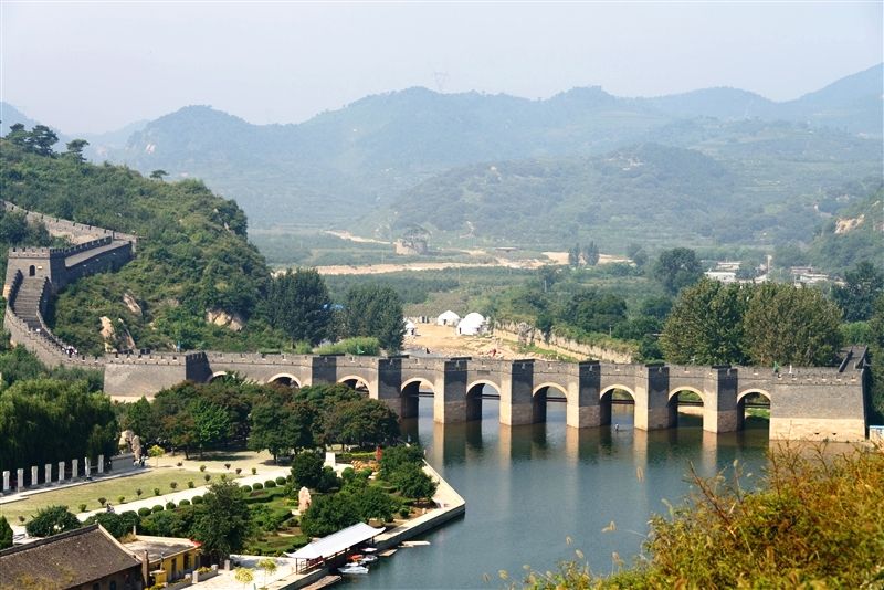 萬里長城中唯一的一段水上長城,擴建於明初(1381年)橫跨百餘米的九江河。