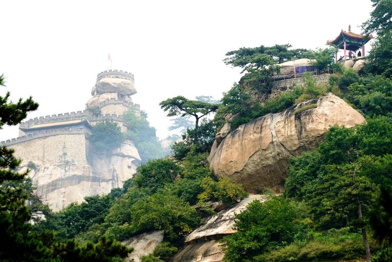 醫巫閭山是東北三大名山之首，也是是滿清王朝的發祥地。