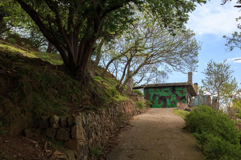 在大坵島上依然可以看到遺留下來的軍事設施 圖攝/吳仁凱