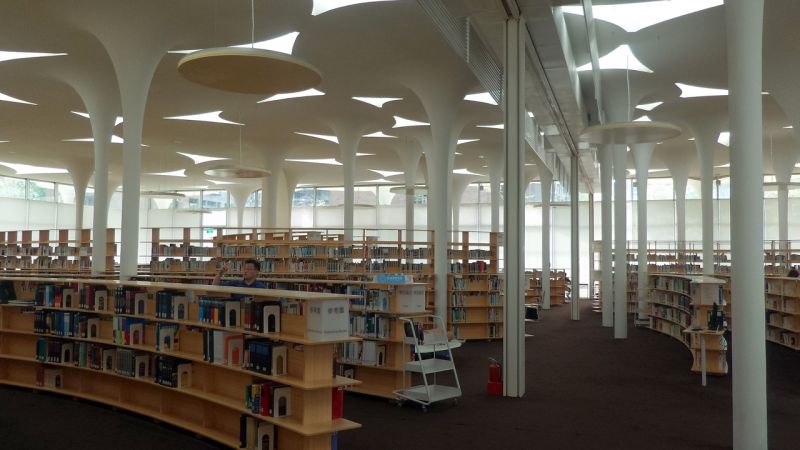 社科院圖書館/屋頂中間防火捲門切割圖書館的空間;攝影:王進坤