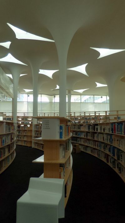 社科院圖書館/利用壓低的家具創造出在森林閱讀的讀書空間;攝影:王進坤