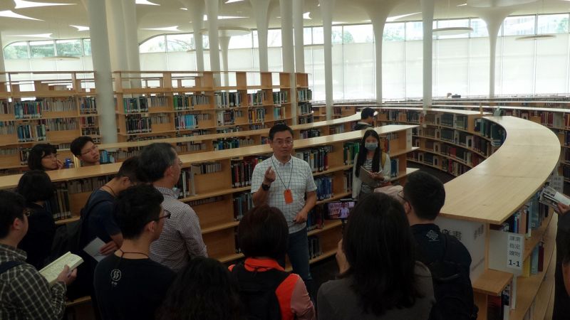 社科院圖書館/曾光宗副教授正講解圖書館的設計概念;攝影:王進坤