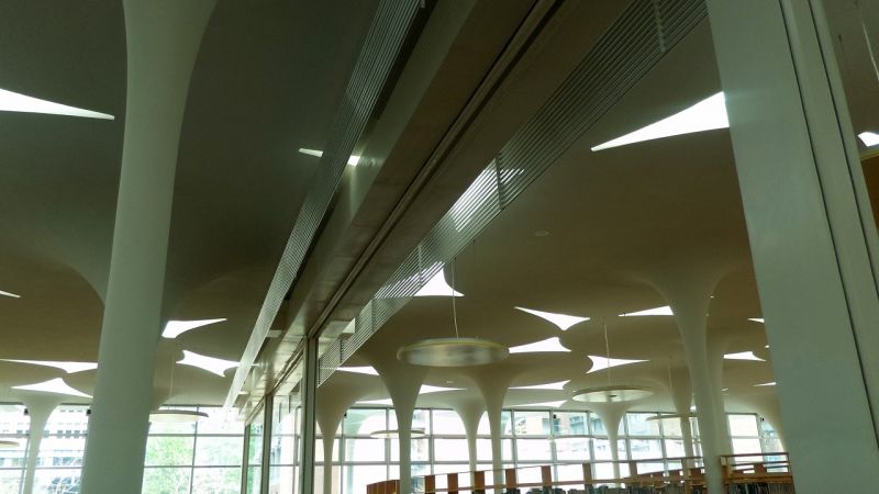社科院圖書館/屋頂中間防火捲門切割圖書館的空間;攝影:王進坤