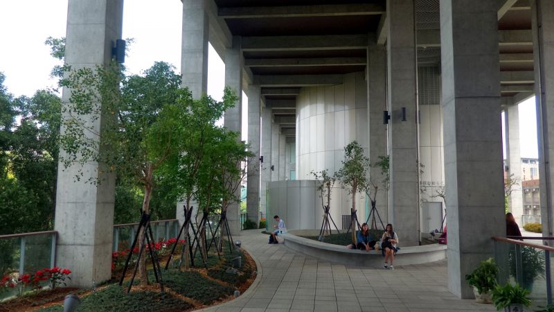 社科院三樓/開放的大挑空讓風能貫穿,同時讓都市面視線能穿透不被遮擋;攝影:王進坤