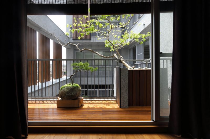 室內望向中庭;攝影:賴建作