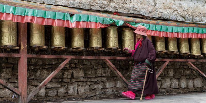 除了慕名前來的觀光客，藏民們更是帶著虔誠的心來此朝聖。（照片提供：123RF）