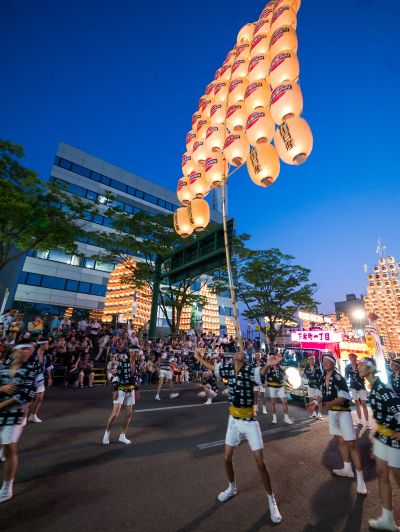 東北祭典秋田竿燈祭。(圖片來源:Flickr CC授權作者かがみ~)