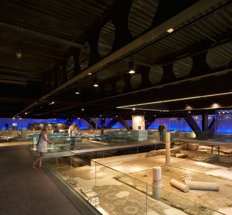 地下層博物館展示開挖出土的羅馬及摩爾文物;圖片提供 / Hufton+Crow