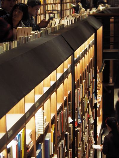 黑鐵打造的書櫃,兼具展示與收納功能;圖文提供/台灣創意設計中心