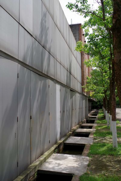 鏡鑒博物館暨汶川地震紀念館外觀，一樓為做商鋪規劃；攝影：王進坤
