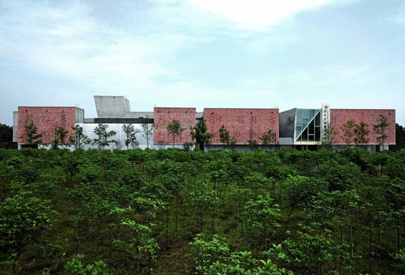 鏡鑒博物館暨汶川地震紀念館外觀,一樓為做商鋪規劃;圖片提供:遠東集團-徐元智先生紀念基金會
