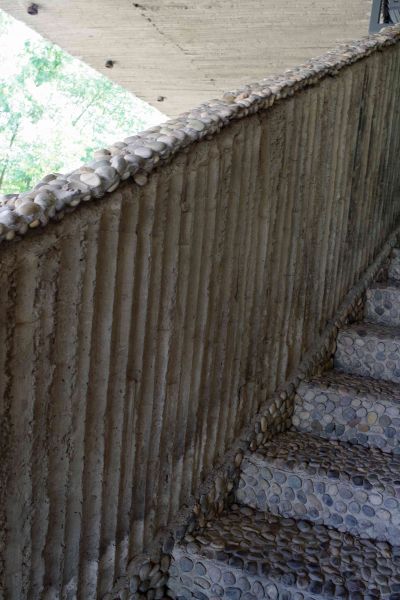 露骨材鋪面跟竹模混凝土的接合細部；攝影：王進坤